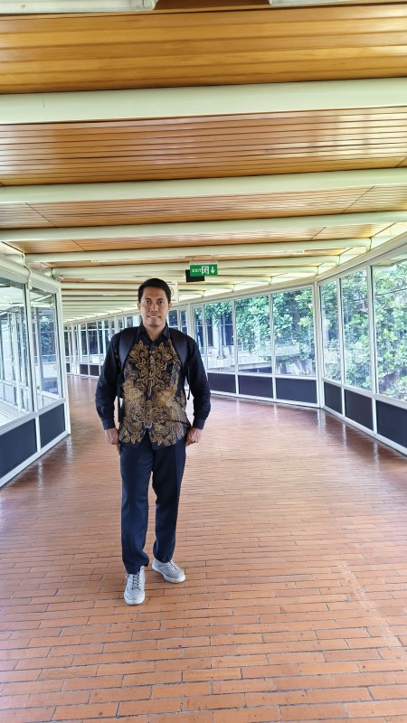 Foto Guru Pembina OSN SMAN 1 Mataram, M. Fauzi Muhajir, S.Pd yang Berhasil Membimbing Siswanya Meraih Medali Perak Bidang Fisika pada OSN 2024 yang diselenggarakan oleh Pusat Prestasi Nasional (Puspresnas) Kemendikbud Ristek Dikti di Jakarta pada 26 Agustus - 1 September 2024 Foto Guru Pembina OSN SMAN 1 Mataram, M. Fauzi Muhajir, S.Pd yang Berhasil Membimbing Siswanya Meraih Medali Perak Bidang Fisika pada OSN 2024 yang diselenggarakan oleh Pusat Prestasi Nasional (Puspresnas) Kemendikbud Ristek Dikti di Jakarta pada 26 Agustus - 1 September 2024